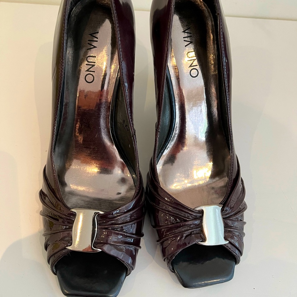 Patent charcoal Via Uno heels